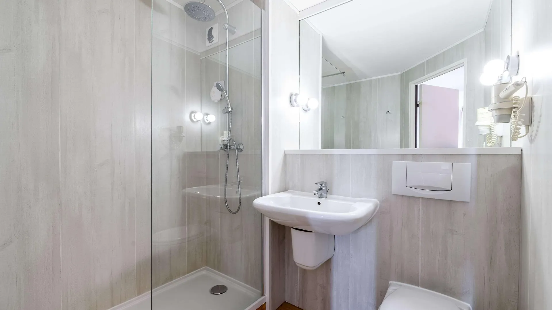 Ramada By Wyndham Luoyang Downtown Hotel