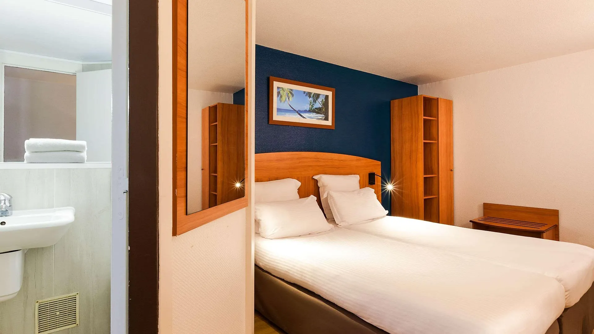 ***  Ramada By Wyndham Luoyang Downtown Hotel China